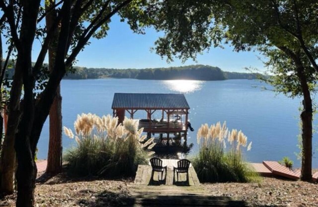 Lake House w/private dock, gym, and hot tub