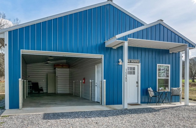 Lake House with 32' Boat Garage, No-Stairs Entrance, Wi-Fi