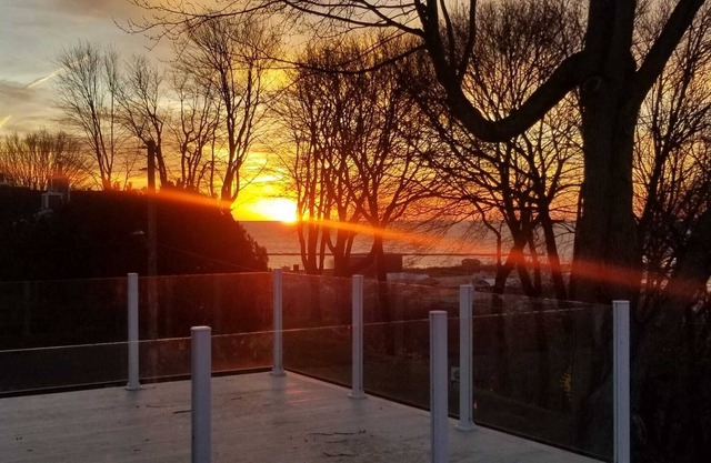 Lake house with incredible Lake Erie view! Walk to Sandy Beach!