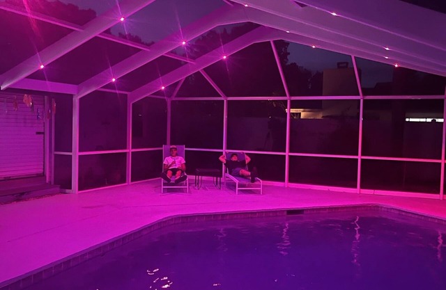 LAKE HOUSE WITH PRIVATE Free HEATED POOL & GAME ROOM 4 min FROM LEGOLAND
