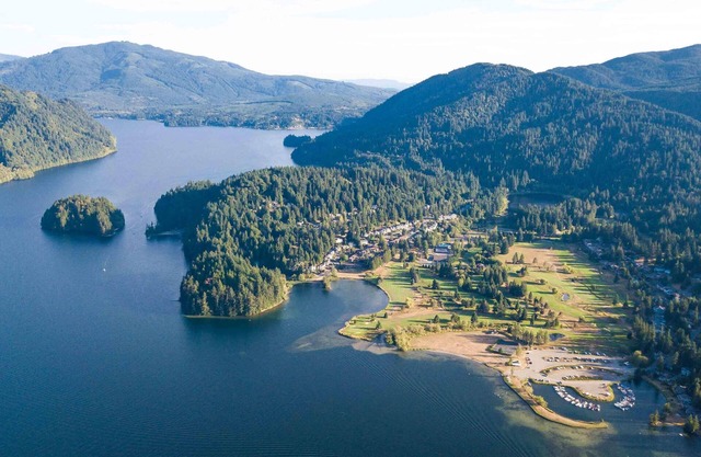 Lake in front - Golf in the back - Great rental
