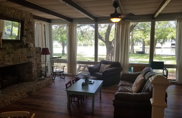 Lake LBJ - 4 king beds + air mattresses. Rent weekly Mon-Mon get 2 free nights