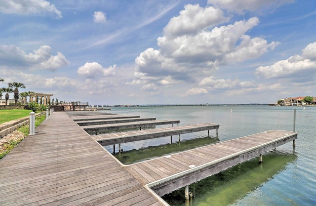 Lake LBJ Condo w/Balcony & Shared Boat Docks