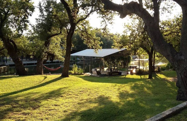 Lake LBJ Water Front Cottage on River Canal 2 Boat Slips