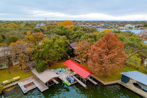 Lake LBJ Waterfront Family-Friendly Retreat