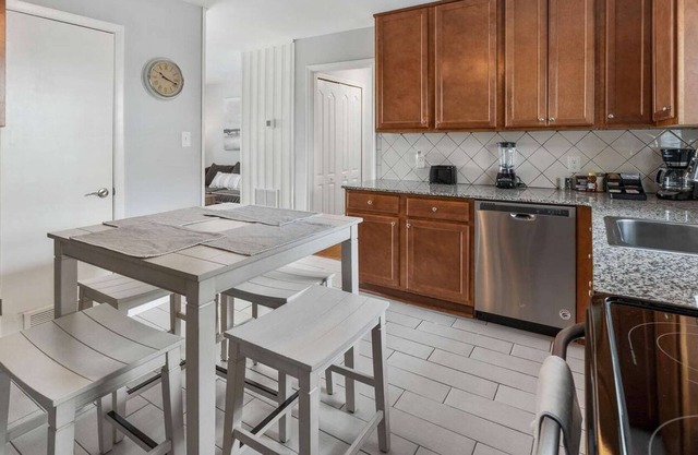 Lake Life A - 2 Bdrm Sleeps 4 | 5 Min Walk to Beach & Dwntwn Acworth | 10 Min to Lake Point Sports