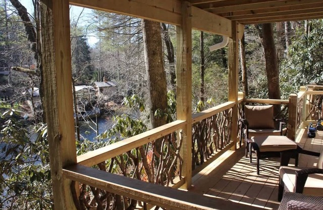 Lake Life Love: Cute 2BR Hideaway on Tranquil Mirror Lake!"