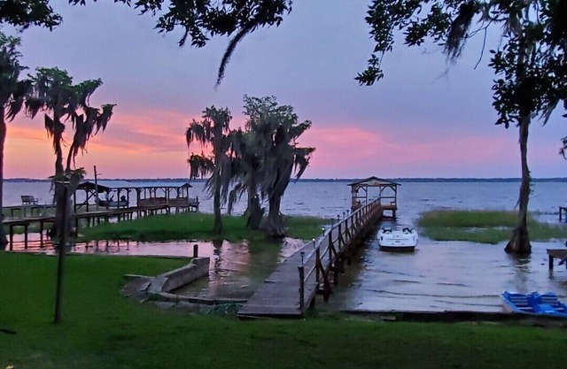 Lake living close to Gainesville, UF Health and University of Florida