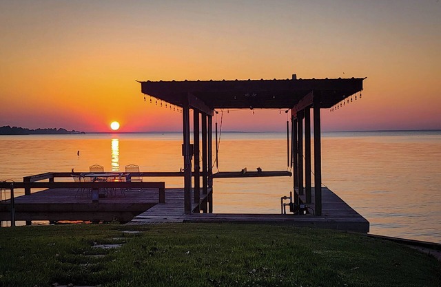 ‣ Lake Livingston Waterfront House, Sunset views. Deep water, Fishing, Kayaking.