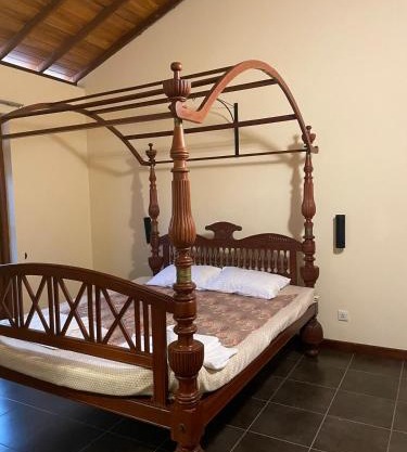 Lake Lodge 4 bed rooms spacious house with 3 Bath