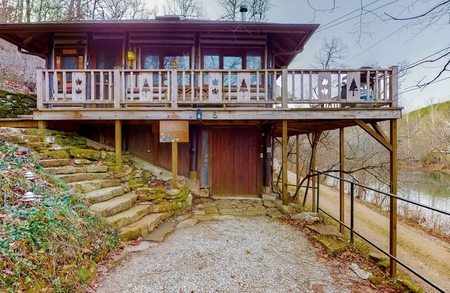 Lake Lucerne waterfront historic log cabin with large deck, grill & gas stove