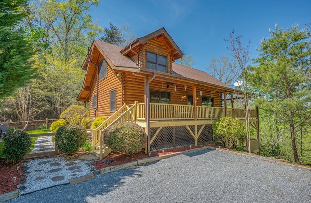Lake Lure-Lovely Log cabin- Private Lake with Beach access. Kayaks provided. Pet