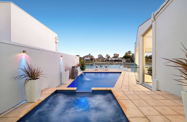 Lake Luxe - Waterfront, Pool, Free WiFi & Parking