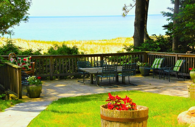 Lake Michigan Cottage, Private Beach & Sunsets, Large Deck, Sleeps 15