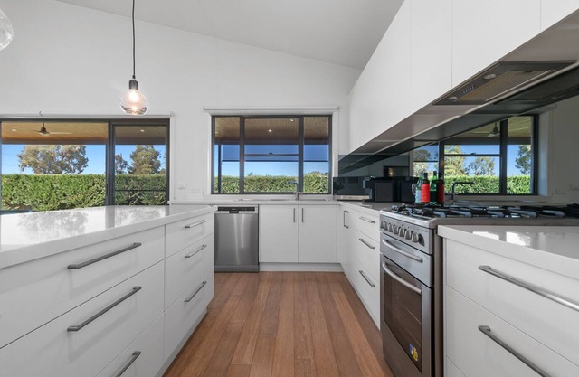 Lake Mulwala Getaway * Modern Family Home * Wi-Fi