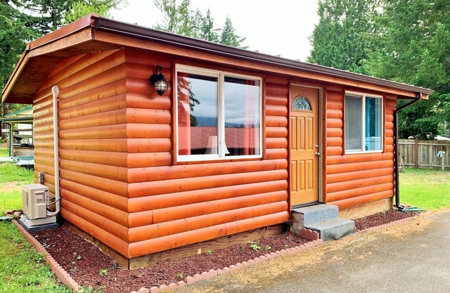 Lake Nahwatzel Resort, Cabin #2, Shared Dock just steps away! Now with WIFI!