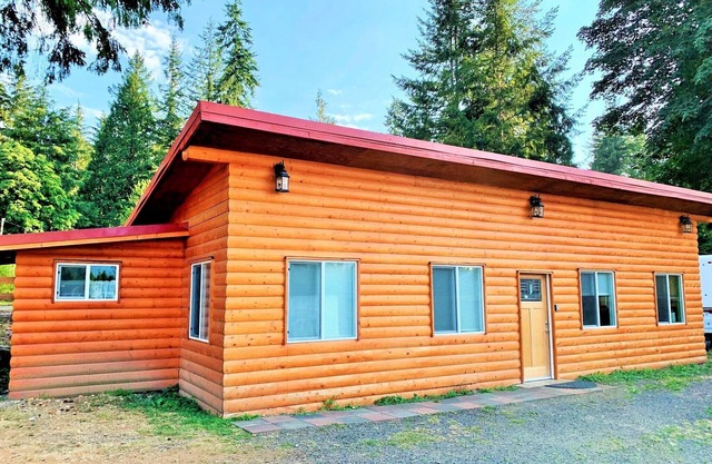 Lake Nahwatzel Resort, Cabin #3, Shared Dock just steps away!
