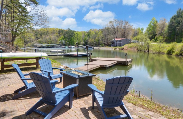 Lake Nottely 4 bdrm cabin, sauna w/mtn & lake views, dock, & EV charger.