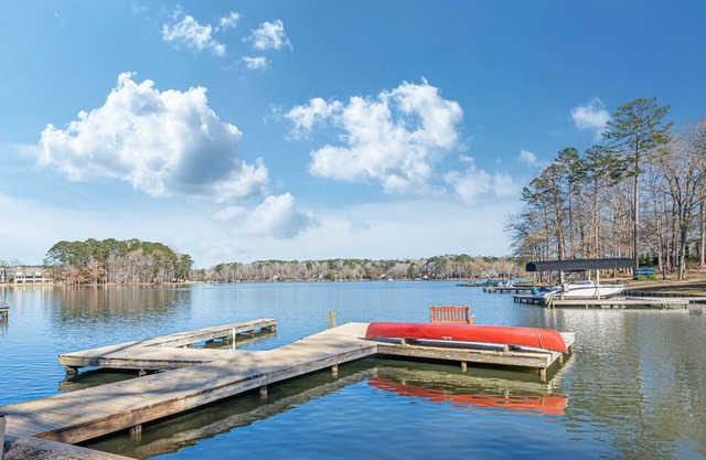 Lake Oconee lakefront private house, private dock, GORGEOUS views
