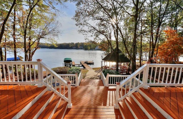 Lake Oconee Stunning views, deep water oversized dock, fully renovated