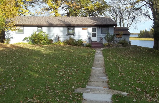 Lake of the Woods-Rainy River Waterfront Home. Fall and Winter Walleyes Await!