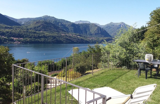 LAKE ORTA - APARTMENT LAKE VIEW, BEACH, PRIVATE GARDEN (GROUND FLOOR)