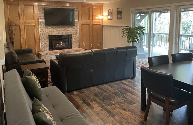 Lake Oswego apt with private/separate entrance & lake access!