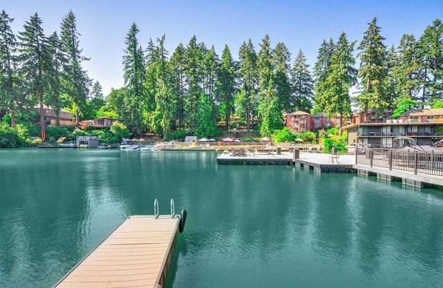 Lake Oswego Waterfront Condo w/BBQ Grill & Dock!