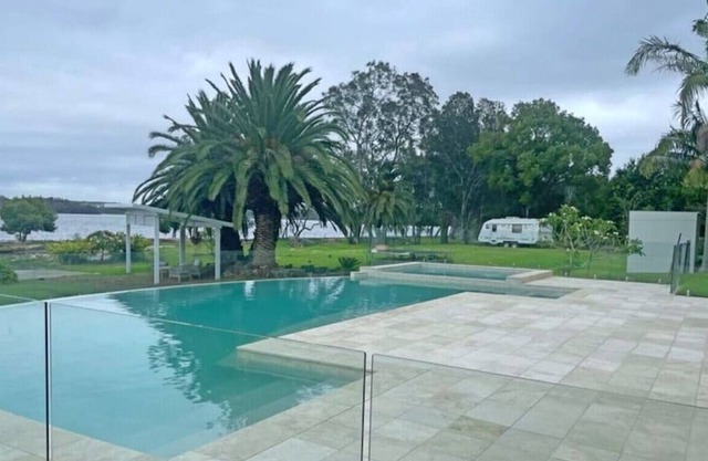 Lake Palm Residence - shared pool, waterfront