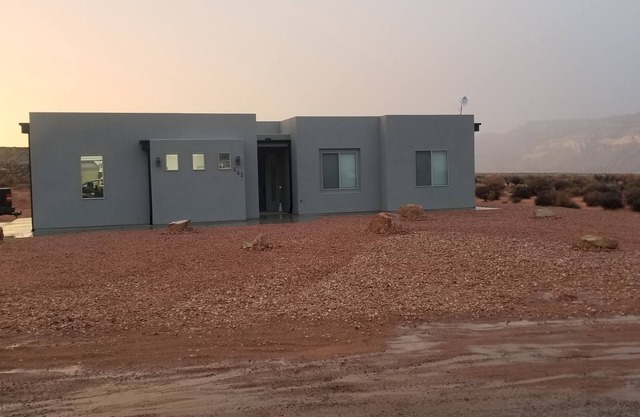Lake Powell, Grand Circle, 3-bedroom house with AC, WiFi in welcoming Big Water
