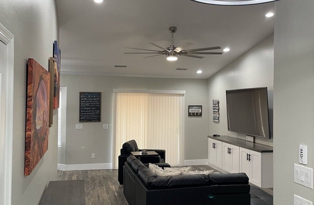 Lake Powell Modern Remodeled VRBO - 3BR, 2BA minutes to Lake and Restaurants!