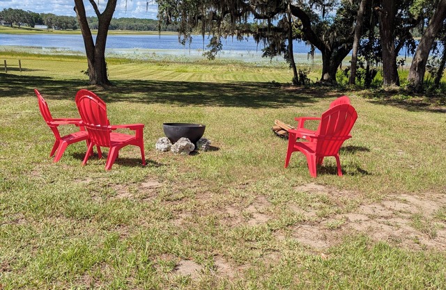 Lake Retreat, 2-bedroom, Dogs Welcome, 8 miles to Rainbow River, Sleeps 4