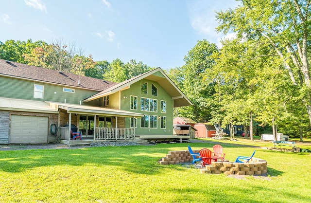 Lake's End: Lakefront w/ level lawn and Private dock