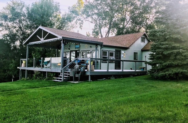 Lake Sakakawea Lakefront ; Luxury Spacious 4-Bedroom Cabin