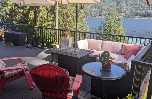 Lake Samish Cozy Retreat with the comforts of home. Huge deck, amazing views!