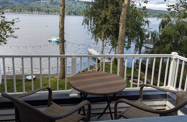 Lake Sammamish Waterfront 2 BR Apartment