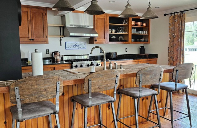 LAKE SIDE 4-Season home, 4-bdrm 2-bath, super clean, bright & cozy