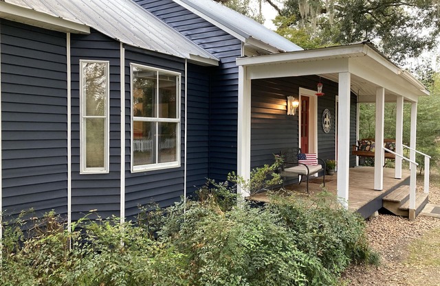 Lake Side Cottage with Two Bed Rooms on Private Pond at Country Charm B&B