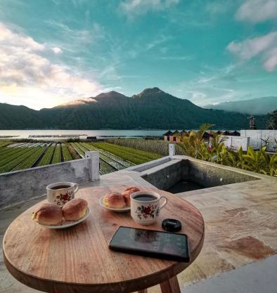 Lake Side Retreat & hot spring