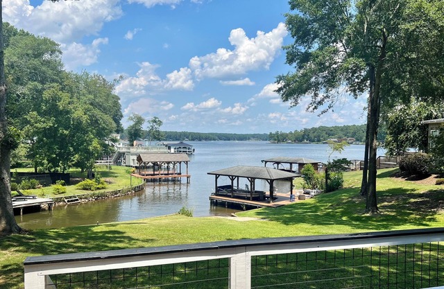 Lake Sinclair Getaway- Lakefront with Dock