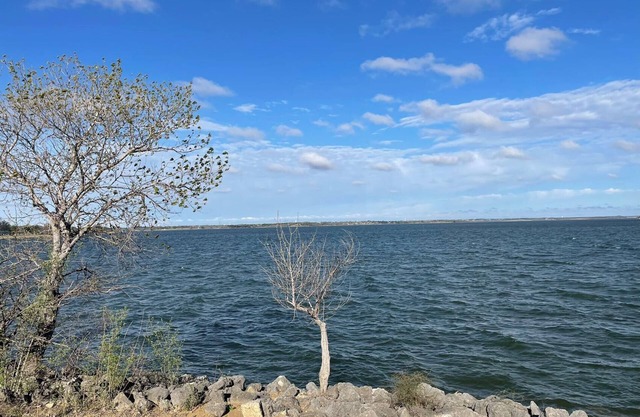 Lake stay w/white picket fence
