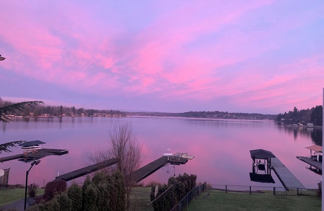 Lake Stevens Lake Front Retreat- family friendly