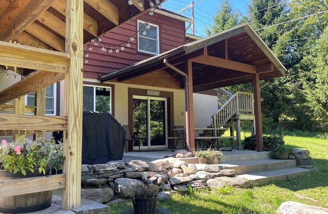 Lake, Swimming pond on property, Hot tub, fire pit, grill and more, pet friendly