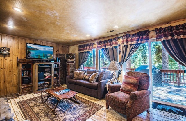 Lake Tahoe’s remodeled retreat perfect couples, kiddos & pets fenced , hot tub