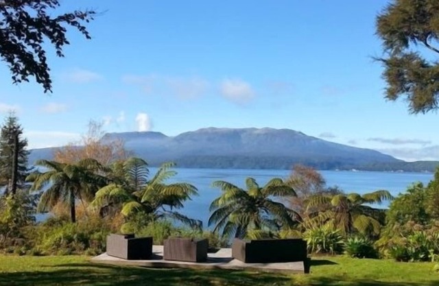 Lake Tarawera - Lakefront bach
