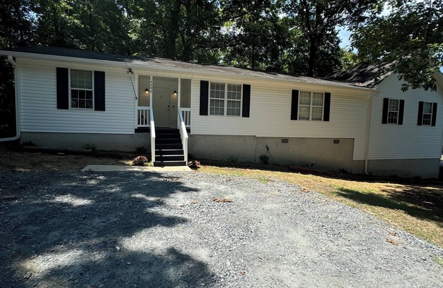 Lake Tobo Bungalow-Charming 3-bedroom house in beautiful Macon next to the lake!