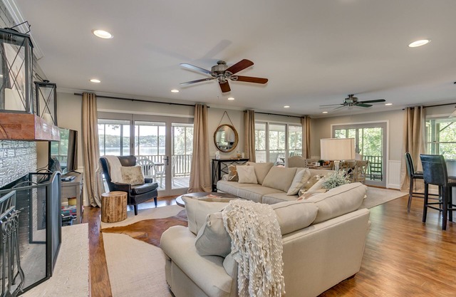 Lake Tuscaloosa Designer House with 4 King Beds! -Right on Water- 20 Min to UA!