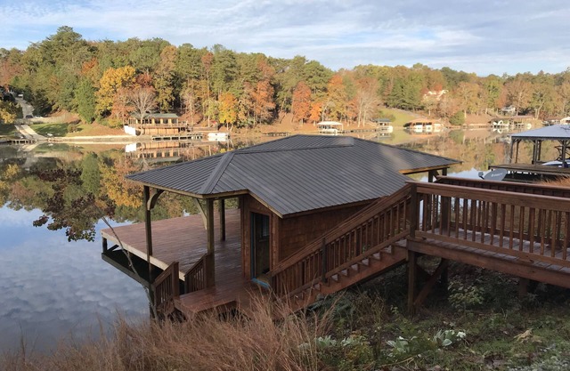 Lake Tuscaloosa Home with an amazing dock!