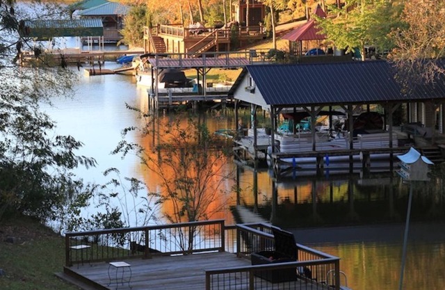 Lake Tuscaloosa Waterfront Home--great for friends, families, and Bama parents!