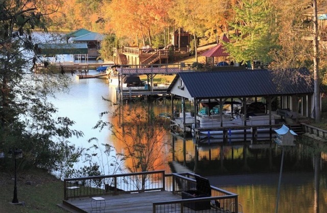 Lake Tuscaloosa Waterfront Home-great for friends, families, and Bama parents!